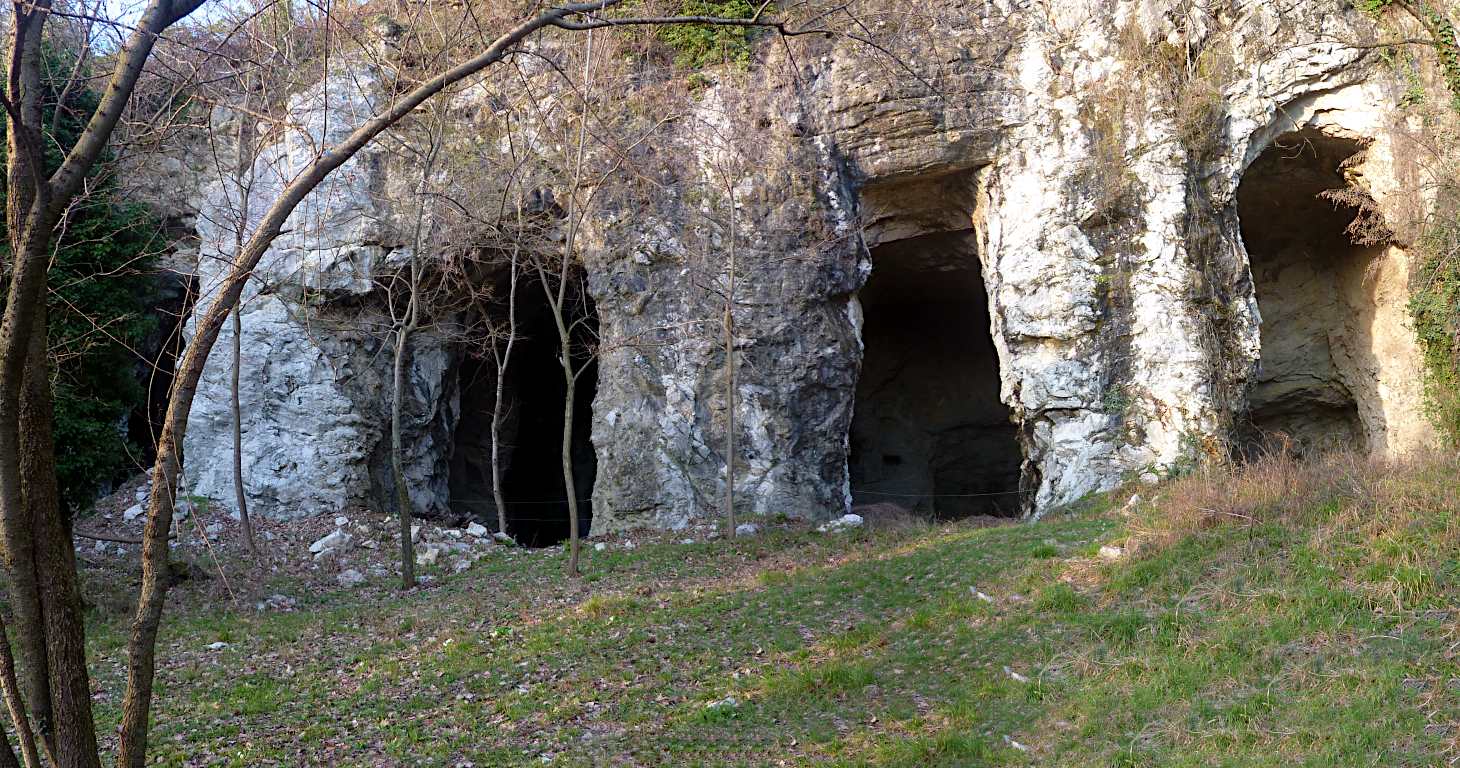 Le "Buse di Gavarno", vecchie cave di calcare sul 539A poco prima di giungere a Gavarno S. Antonio.