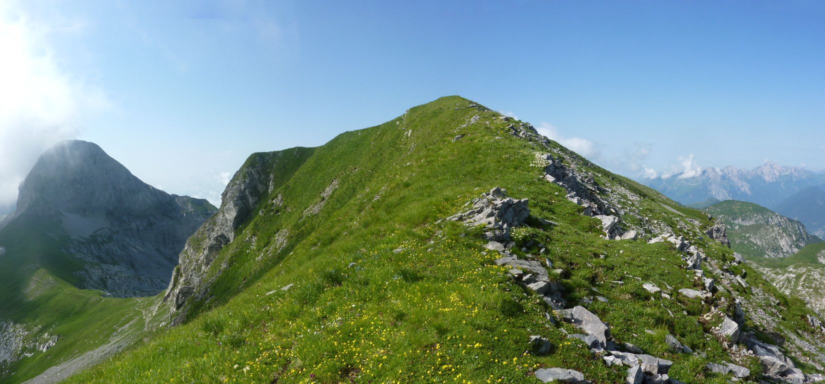 EXTRA (E, 5'): salire dal 401 sull'erbosa Cima di Fontanamora. Eccola! A sx: il M. Ferrante e il 401