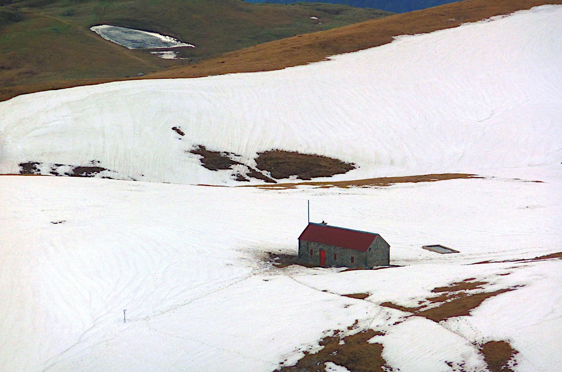Scendendo verso B.ta Cabretondo e le ultime nevi che ancora la circondano.