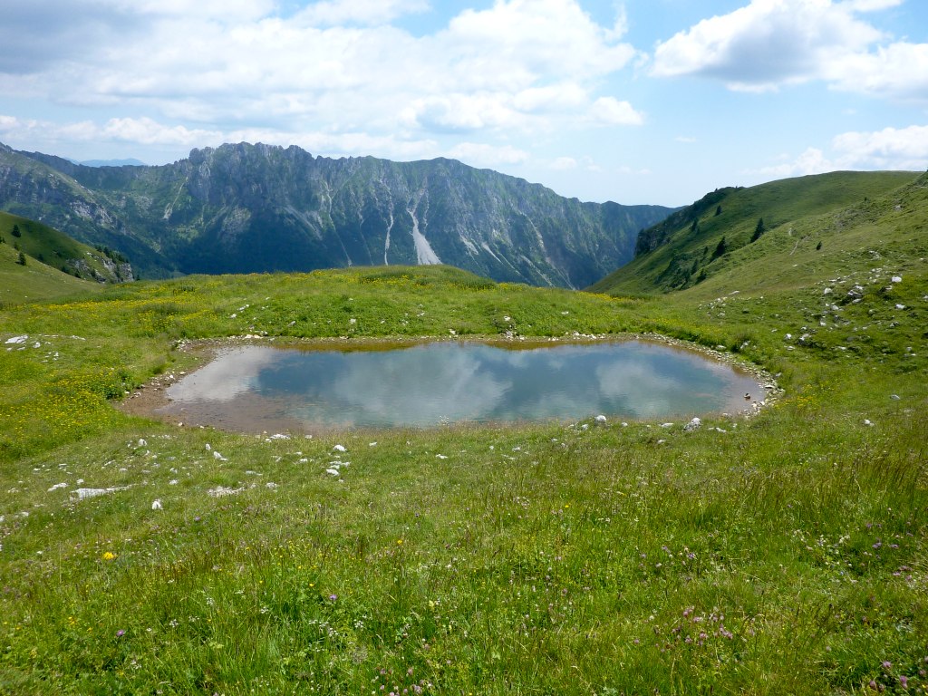La bella pozza presso Baita alta Rigada (posta lì davanti, più in basso, a ca. 200 m).