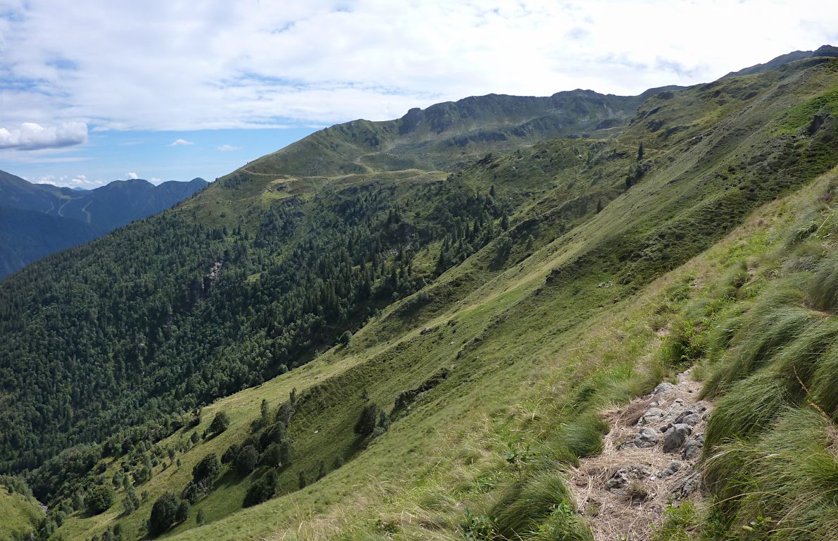 Dopo B.ta La Corte, il 256 punta alla qui visibile, ma ancora distante, Conca del Cardeto.