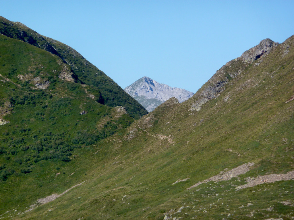 Zoom sulla Bocch.a di Valbona, incassata tra lo Zuc di Cam a sx e lo Zuc di Valbona a dx.