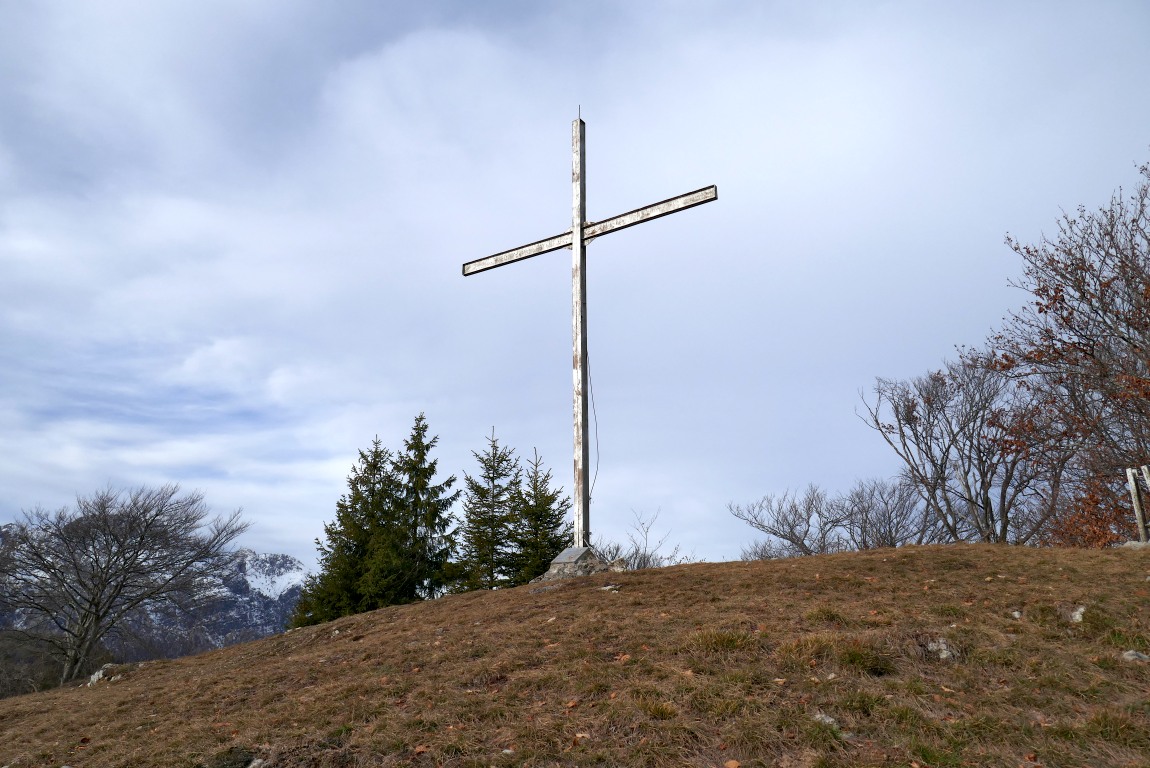 La croce di vetta della Cima di Tisa.