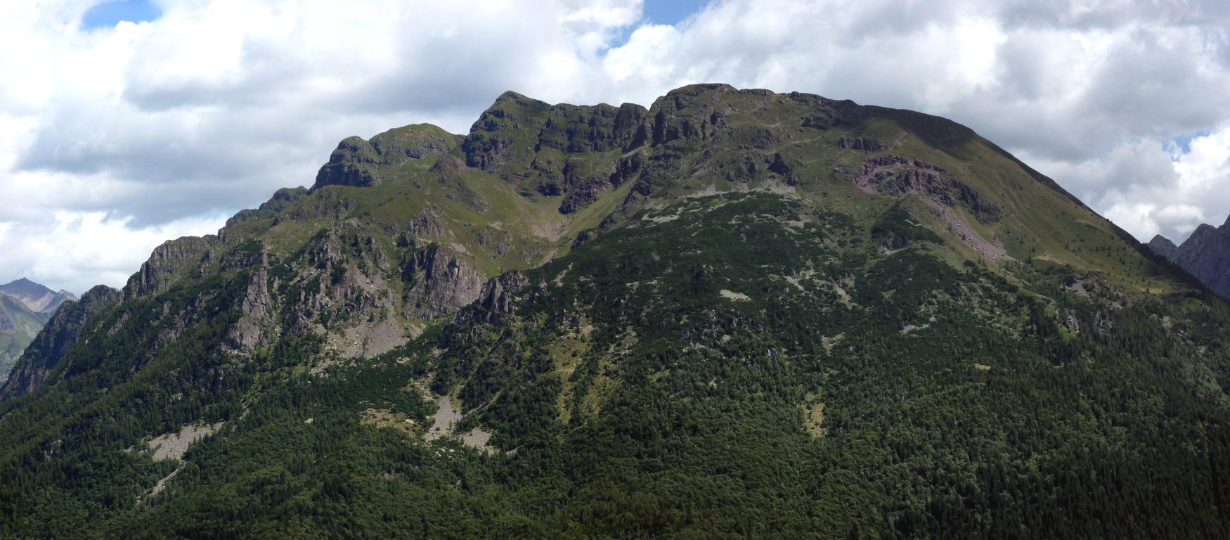 Il selvaggio lato occidentale dell'imponente M. Vigna Soliva, posto oltre la val Seriana.