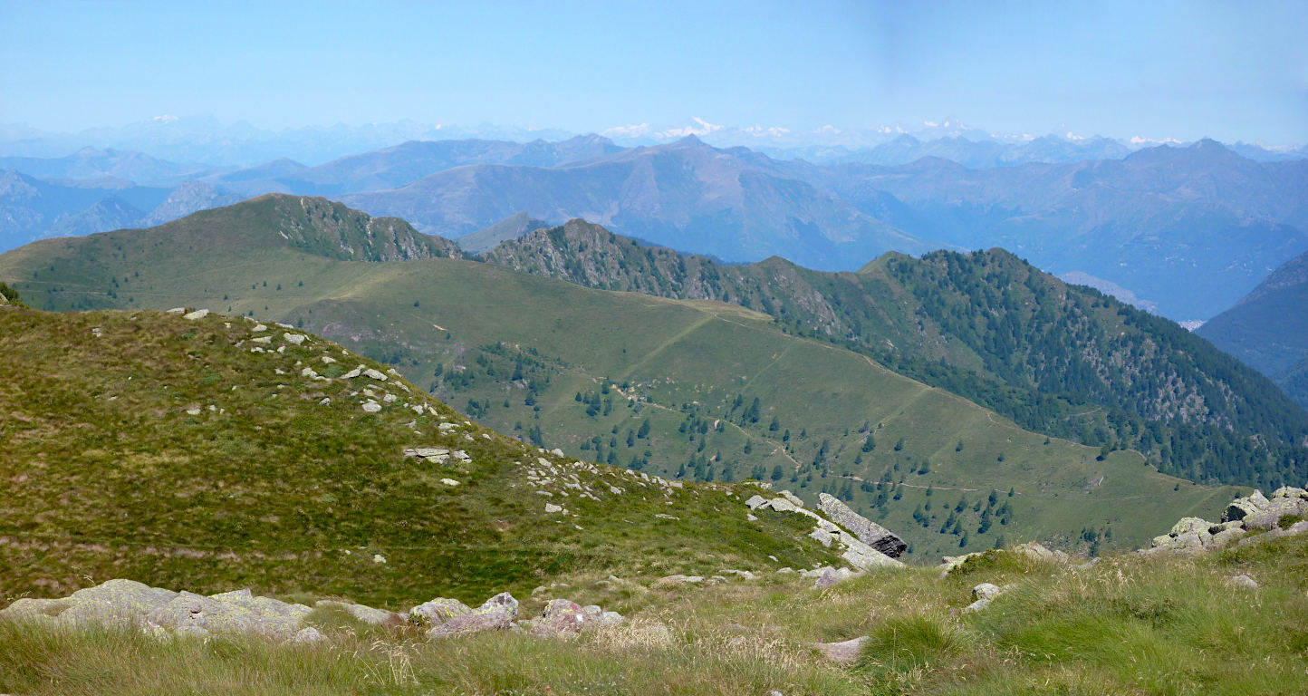 Ecco là a sx l'erbosa vetta del P.zo Cornagera, posto sulla lunga e bella Sponda di Biandino.