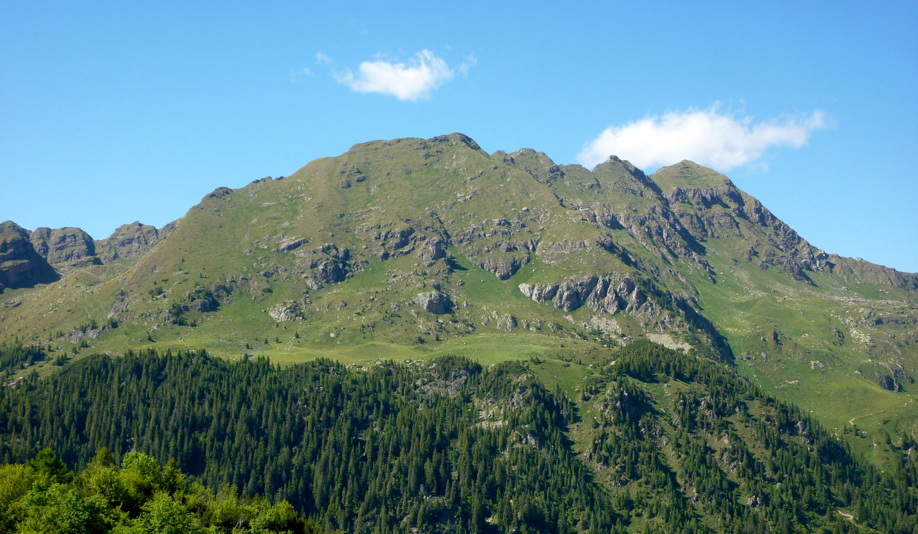 Oltre la valle di Mezzeno: lo Spondone in centro, il Pian di Campo ai suoi piedi, M. Spondone a dx.