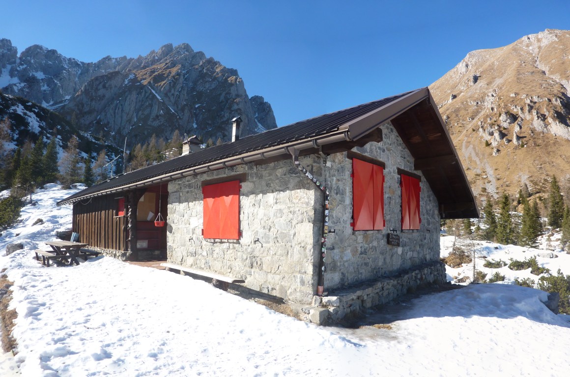 Il rifugio Laeng, sotto la forcella di Varicla, tra Pizzo Camino e monte Sossino