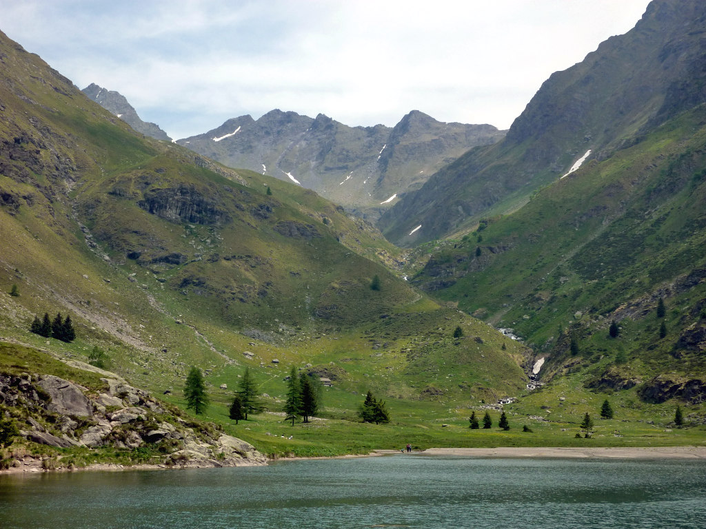 Oltre il lago, la valle continua la sua lunga corsa verso il p.so di Belviso, visibile in alto a sx.