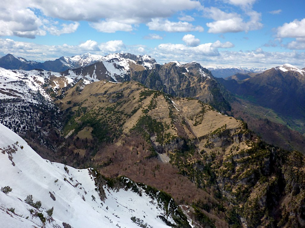 Il M. Cantarso ripreso dal P.zo Baciamorti.