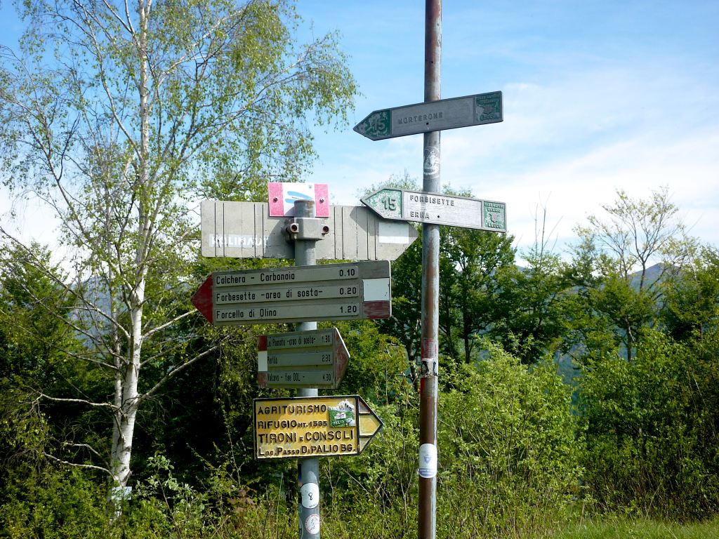 Segnaletica alla Bocca di Pallio, crocevia di sentieri.