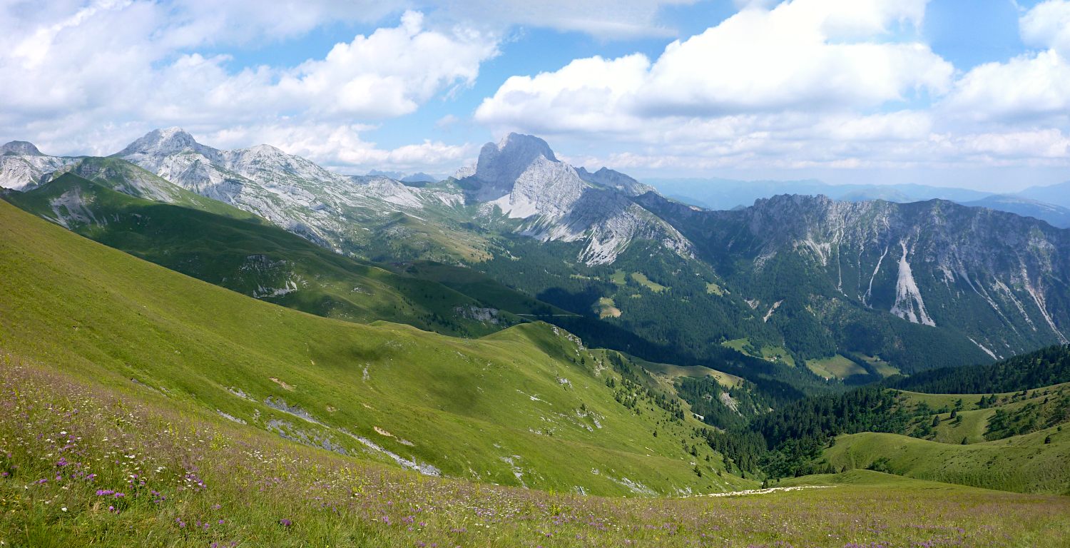 Salendo al M. Vodala col 314C: voltandosi per uno sguardo alle spalle, uno sguardo a meridione.