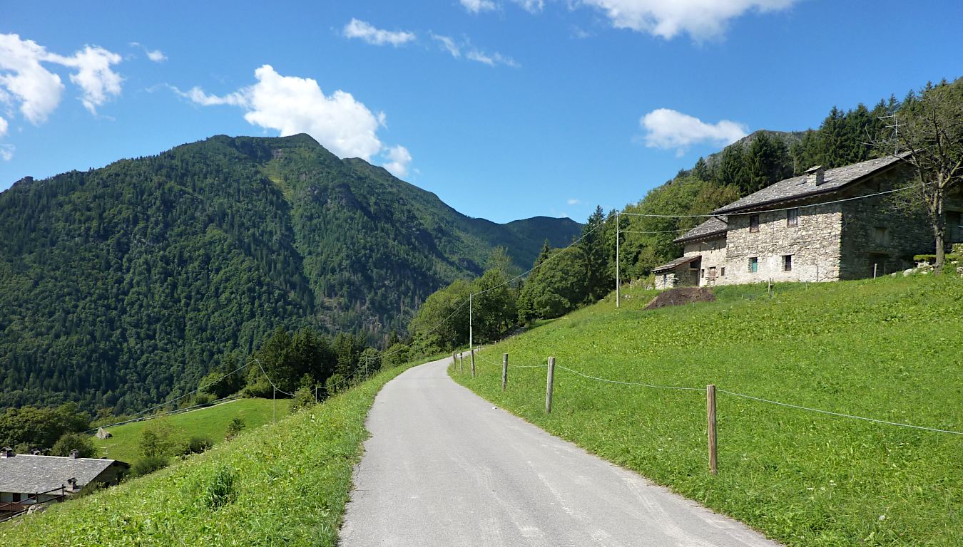 Tra le località Bortolotti e Foppa, sul 281/stradina: vista sulla Cima di Bani.