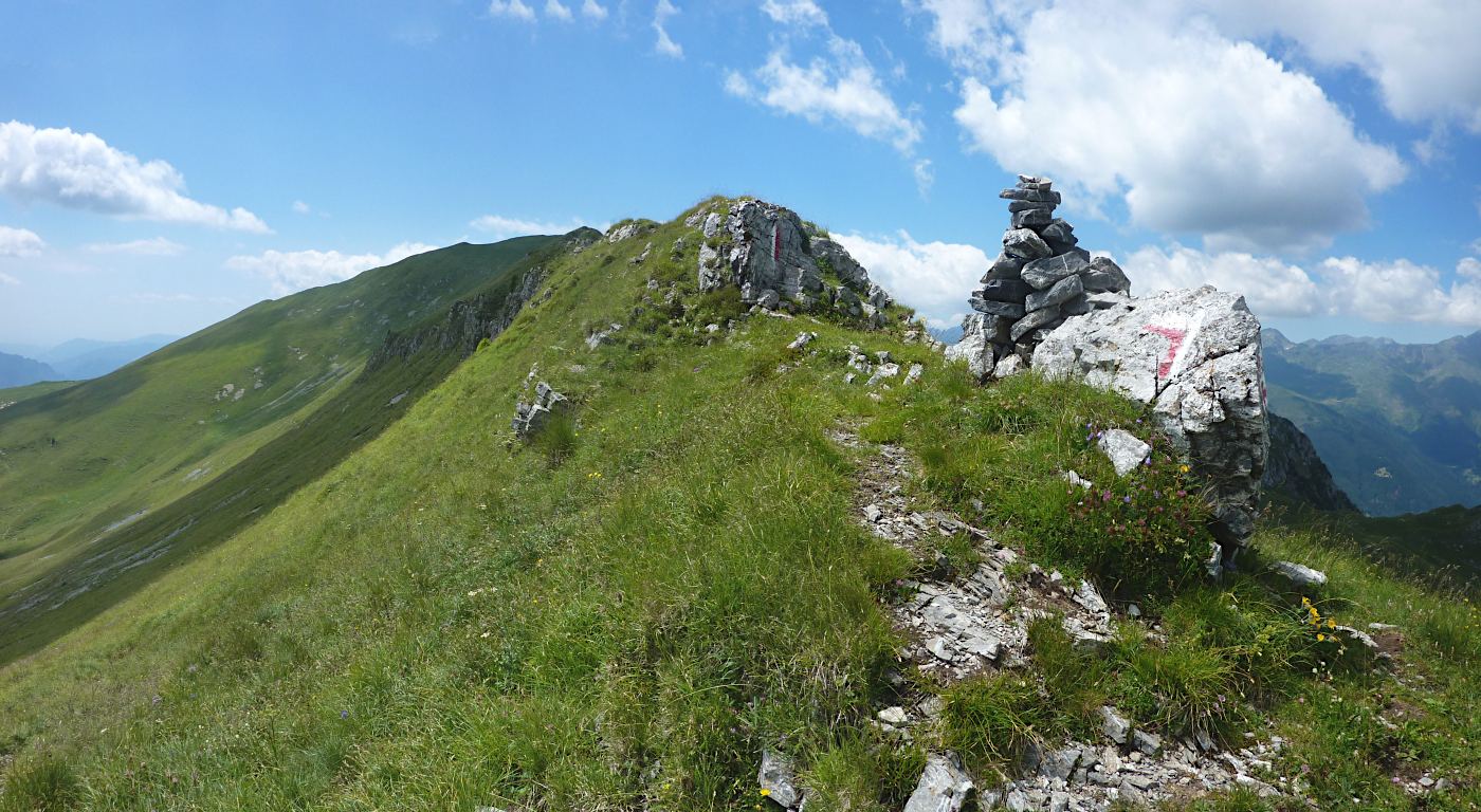Al passo degli Omini. Lassù a sx ecco la cresta M. Vodala-Cima Benfit.