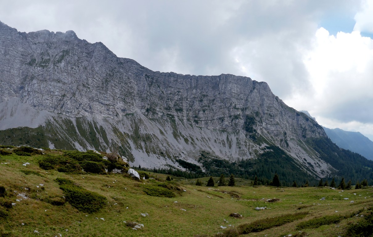 Il 311 che sale verso il p.so dello Scagnello viene sorvegliato dalla bella cresta di Valzurio.