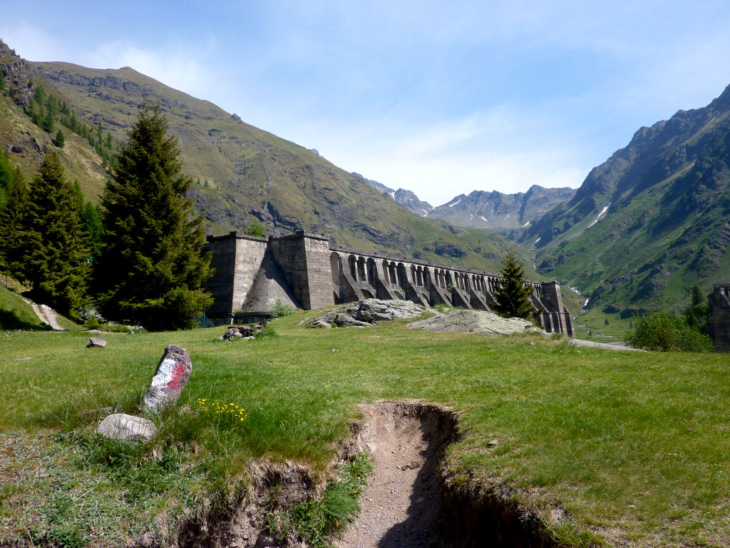 Giungendo col 410 ai ruderi della diga del Gleno.