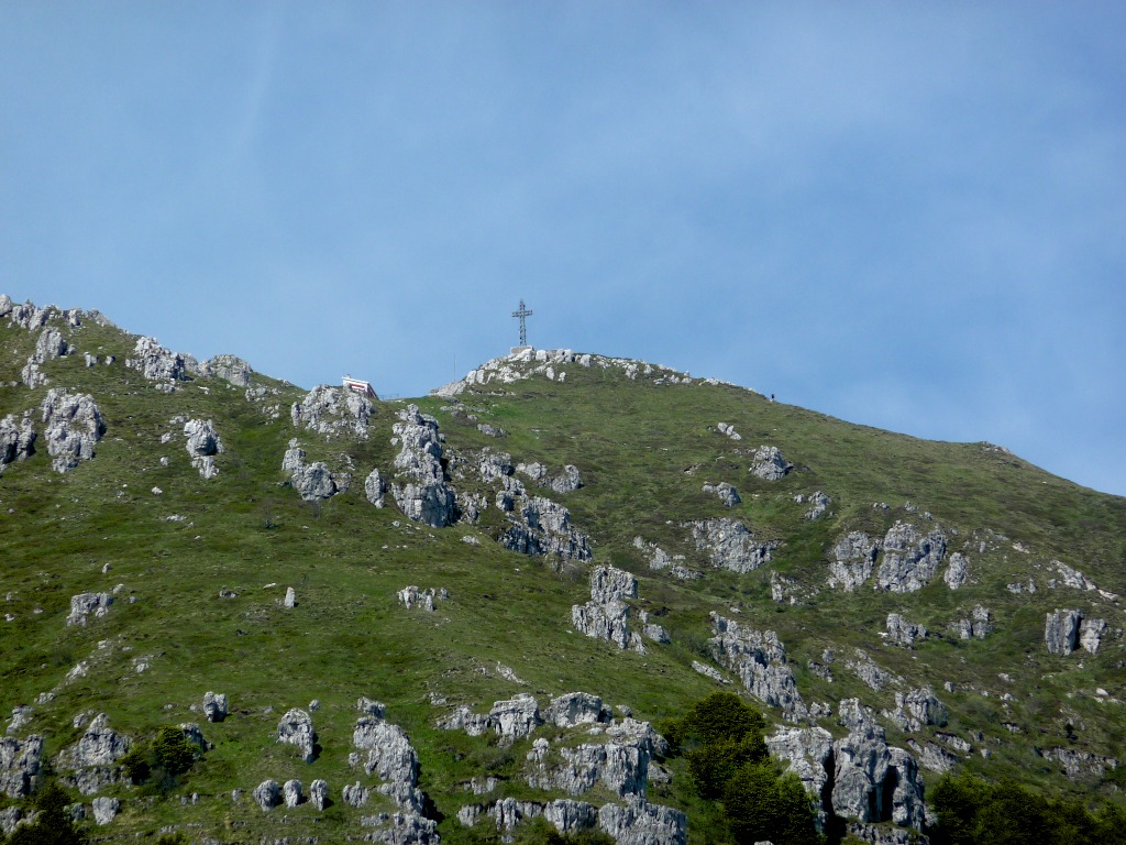 Zoom sulla vetta del Resegone. Visibile il rif. Azzoni.