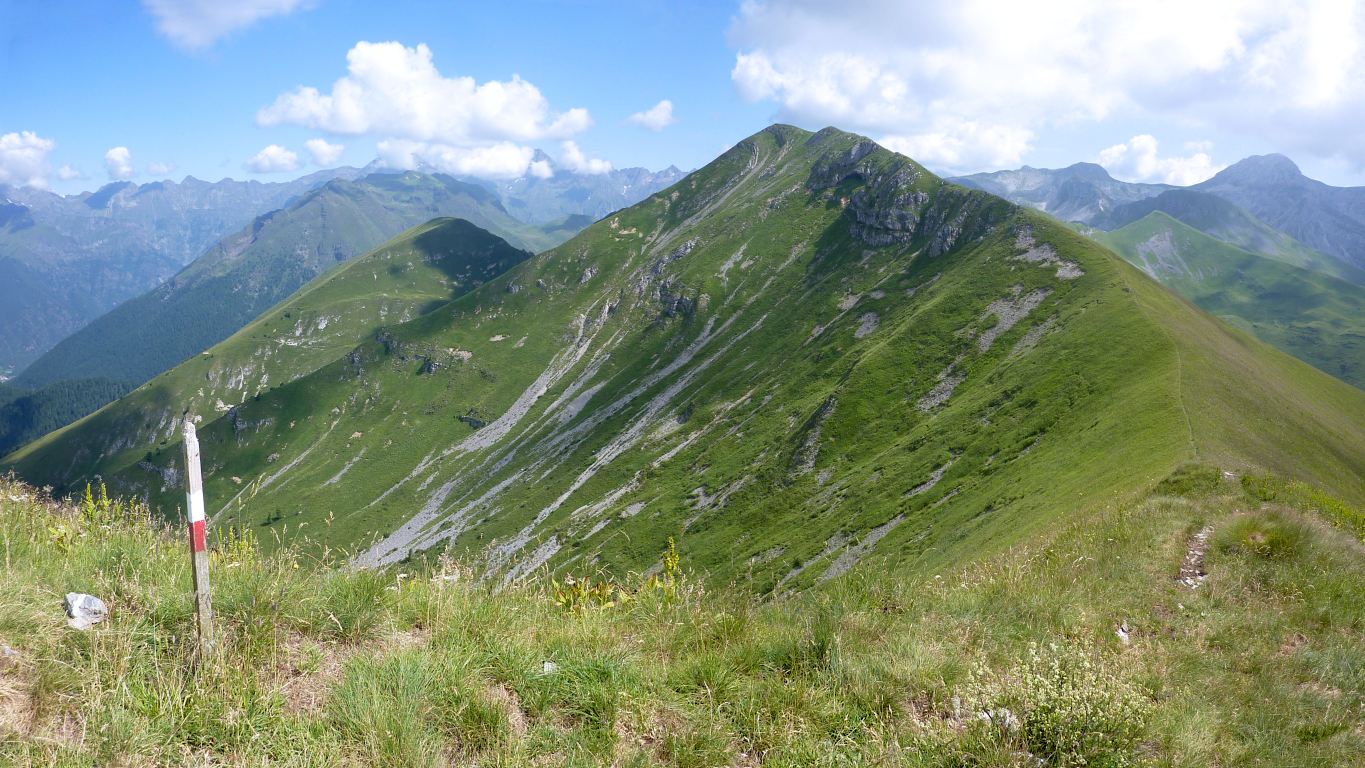 Dalla vetta del M. Vodala: il 314C percorre questa cresta per giungere lassù alla Cima Benfit.