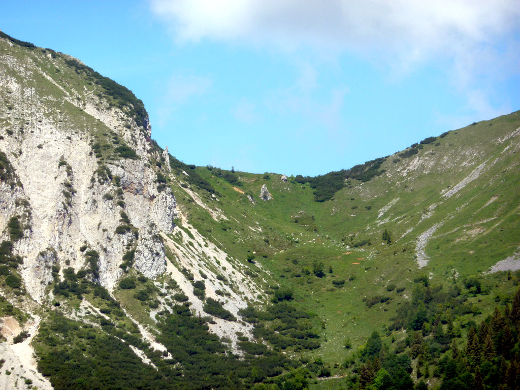 Zoom sull'erbosa bocchetta Anna, posta a NE del Corno Branchino. Da essa, un breve canalino...