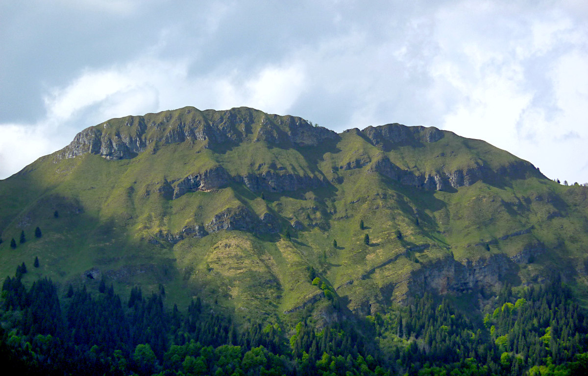 Il ripido versante meridionale del M. Corru, zoomato dalla Cappella degli Alpini del M. Blum.