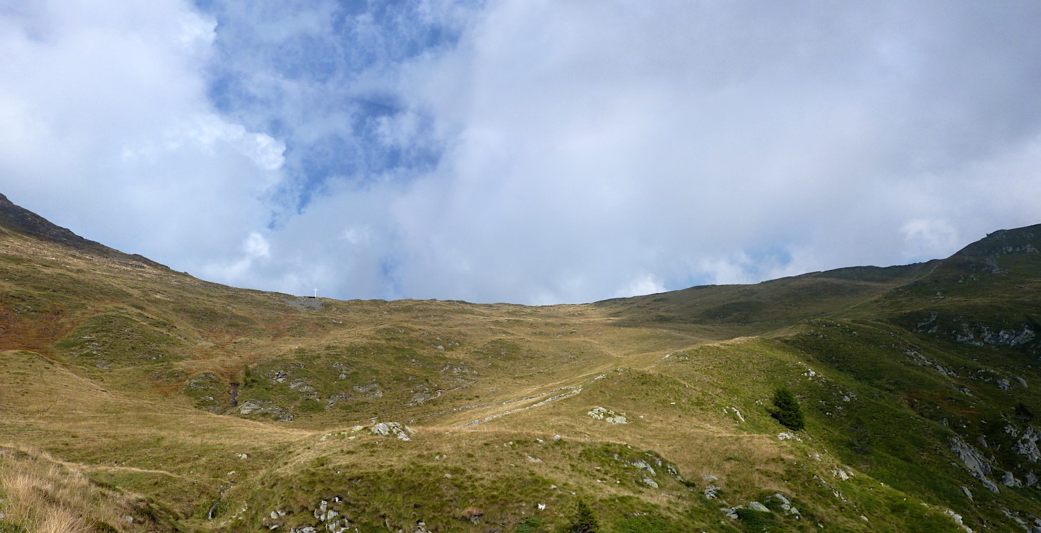 La larga sella del passo di Tartano.