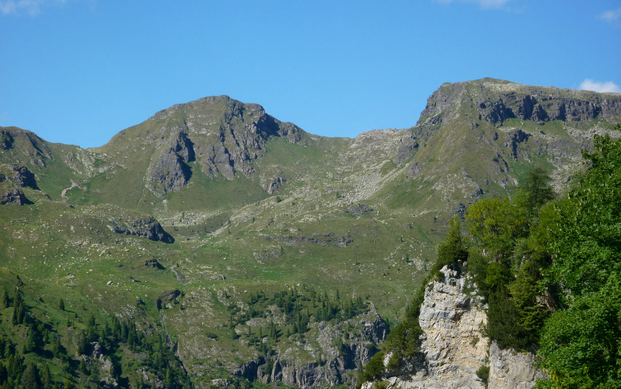 Oltre la valle di Mezzeno: P.so di Mezzeno, Cima di Mezzeno occid.le e Cima di Mezzeno orientale.