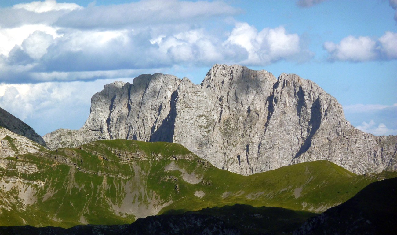 Il lato nordoccidentale della Presolana zoomato dai pressi della vetta del M. Segnale.