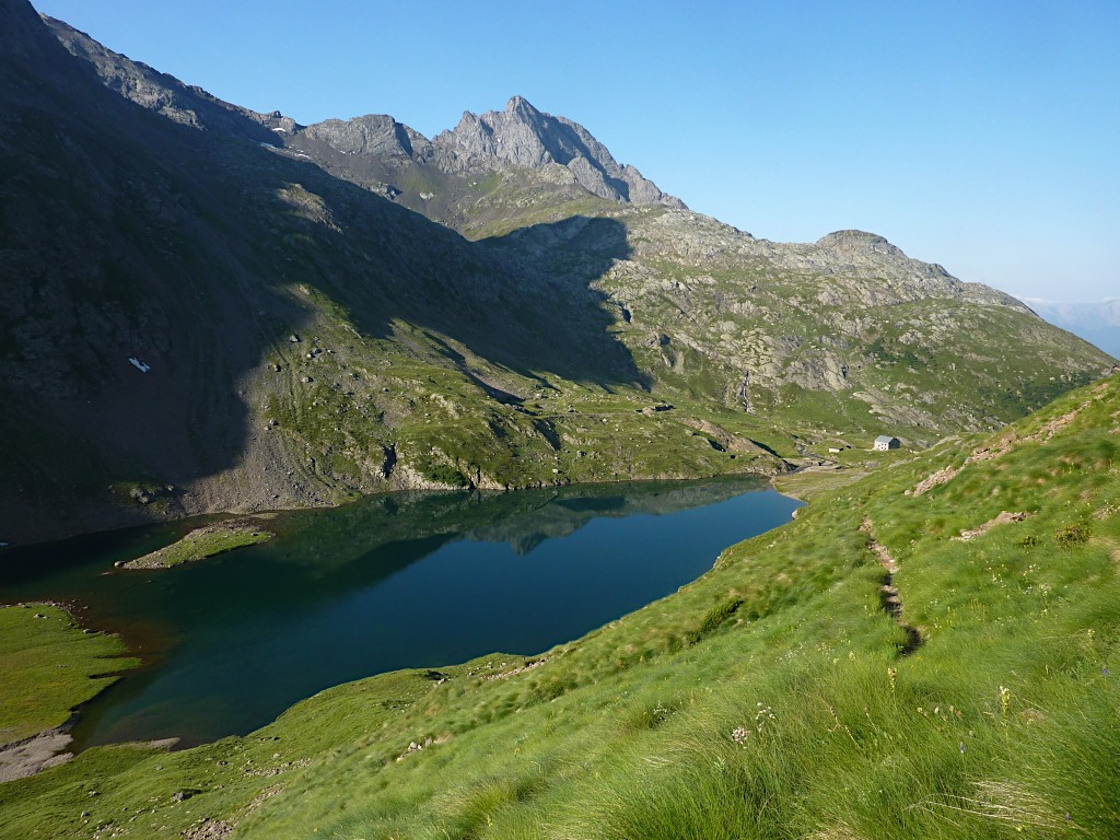 Il Lago superiore del Barbellino e il rif. Barbellino visti dal 308 che sale al p.so di Caronella.