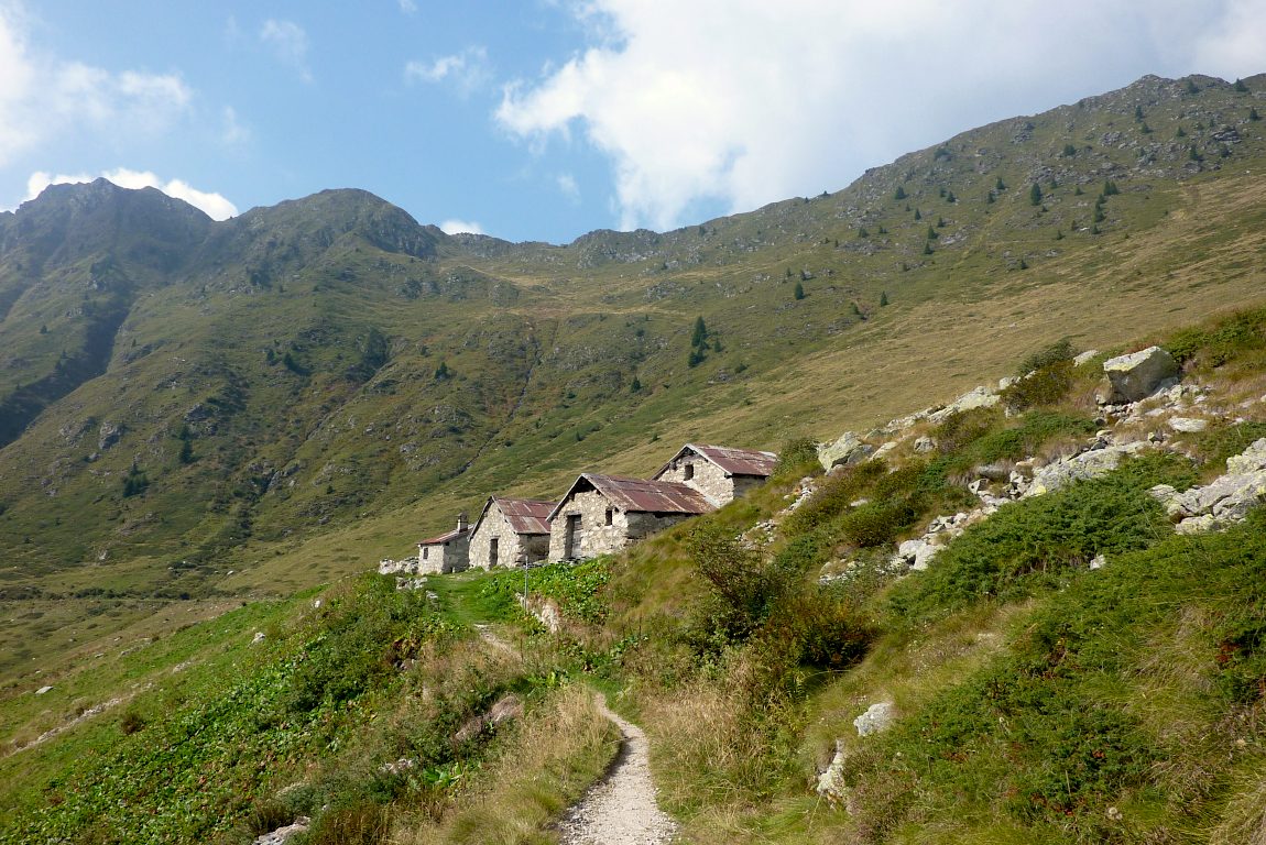 Le baite Fontanini. Là, in alto, il passo di Lemma.