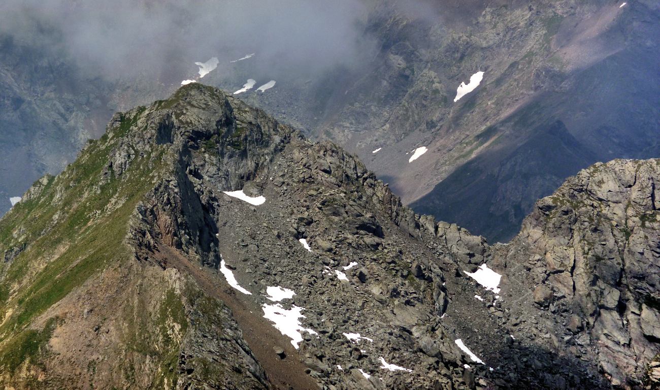 Il lato orientale della bocchetta del lago Gelt, qui zoomato dalla vetta del M. Torena