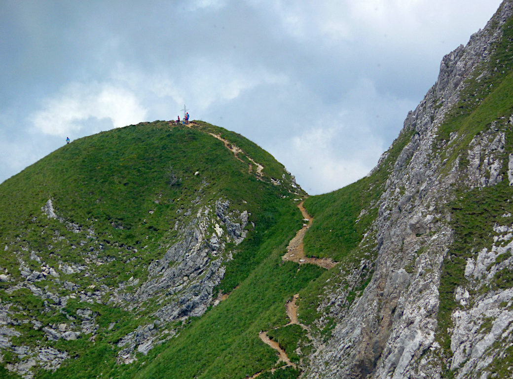 La bocchetta di Corna Piana attraversata dal sent. 218, qui zoomata dal sent. 244.
