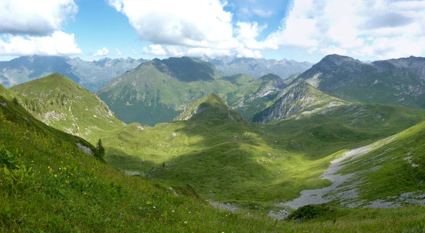 M. Avert, Sasso di Fontanamora e, alla sua dx, la Cima di Valsedornia chiudono questa conca.