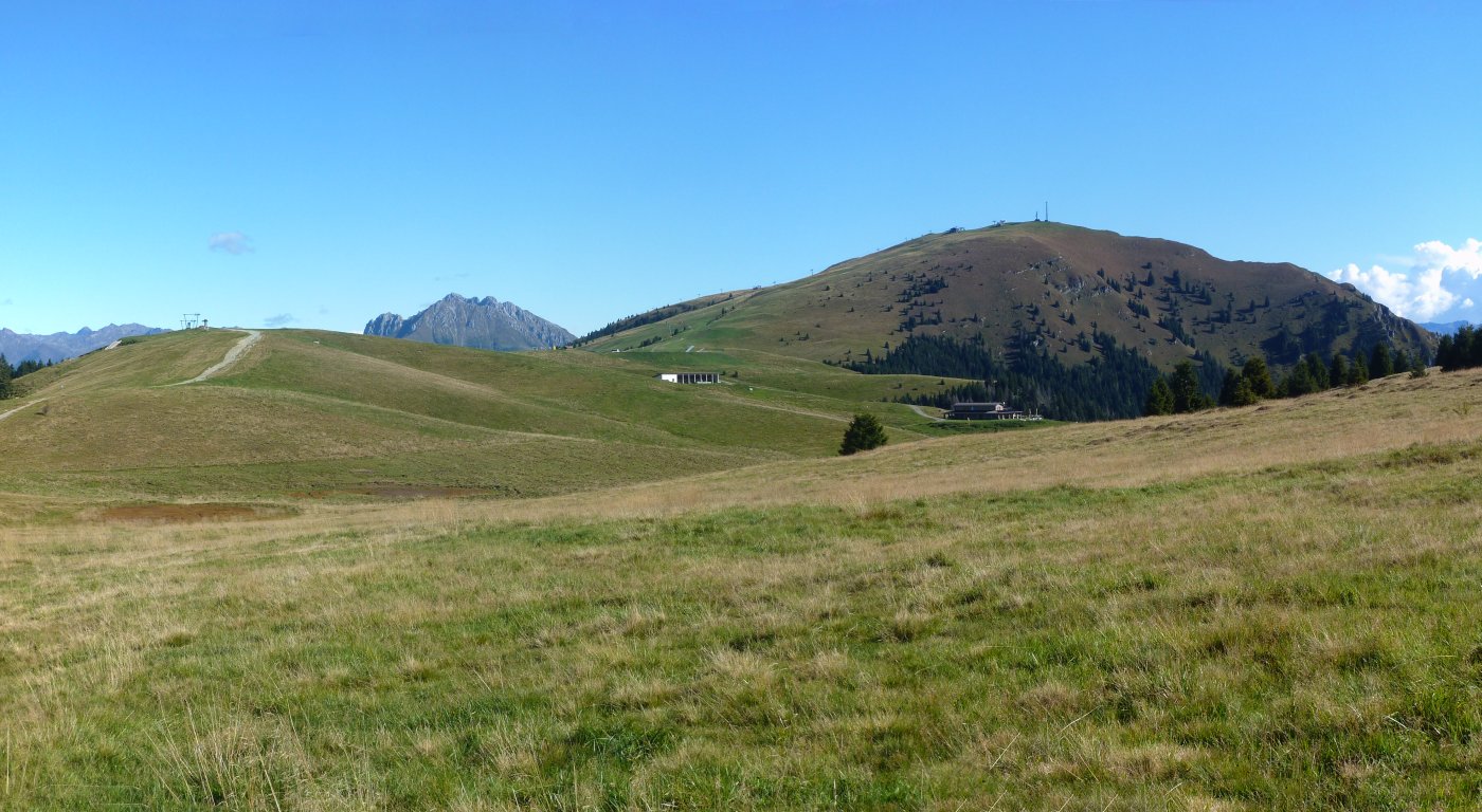 Il M. Pora visto dal 559 in arrivo al rif. Magnolini.