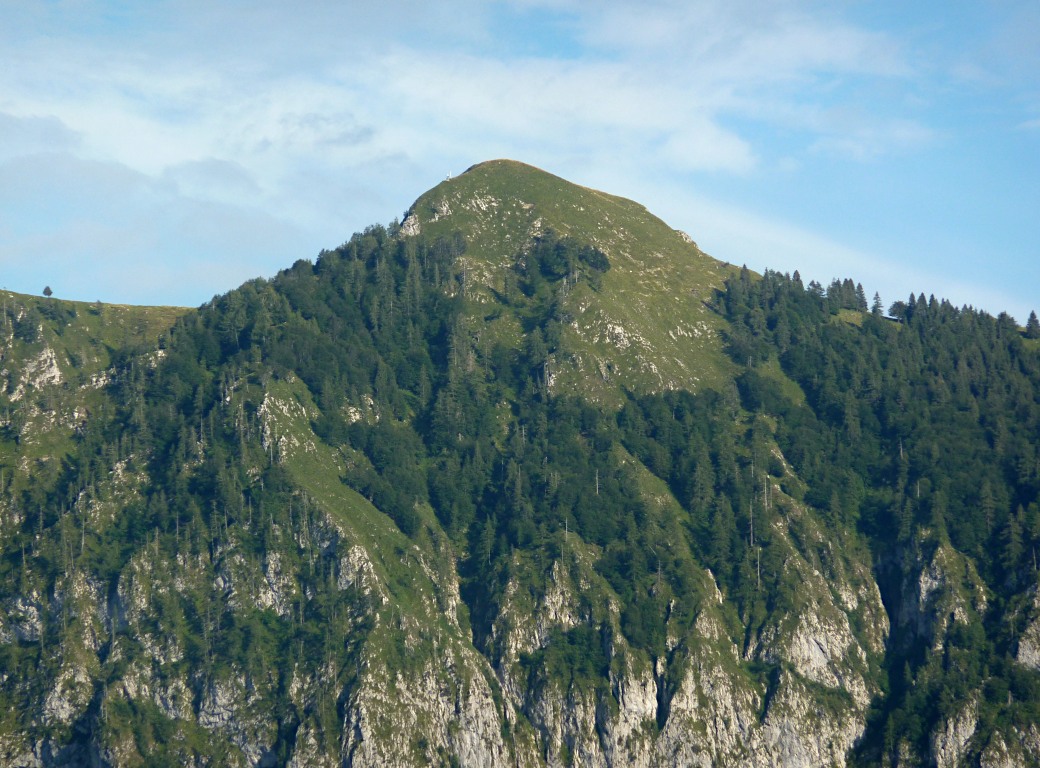 Zoom a SE: la vetta del M. Redondo, posto sull'altro lato della val Seriana.