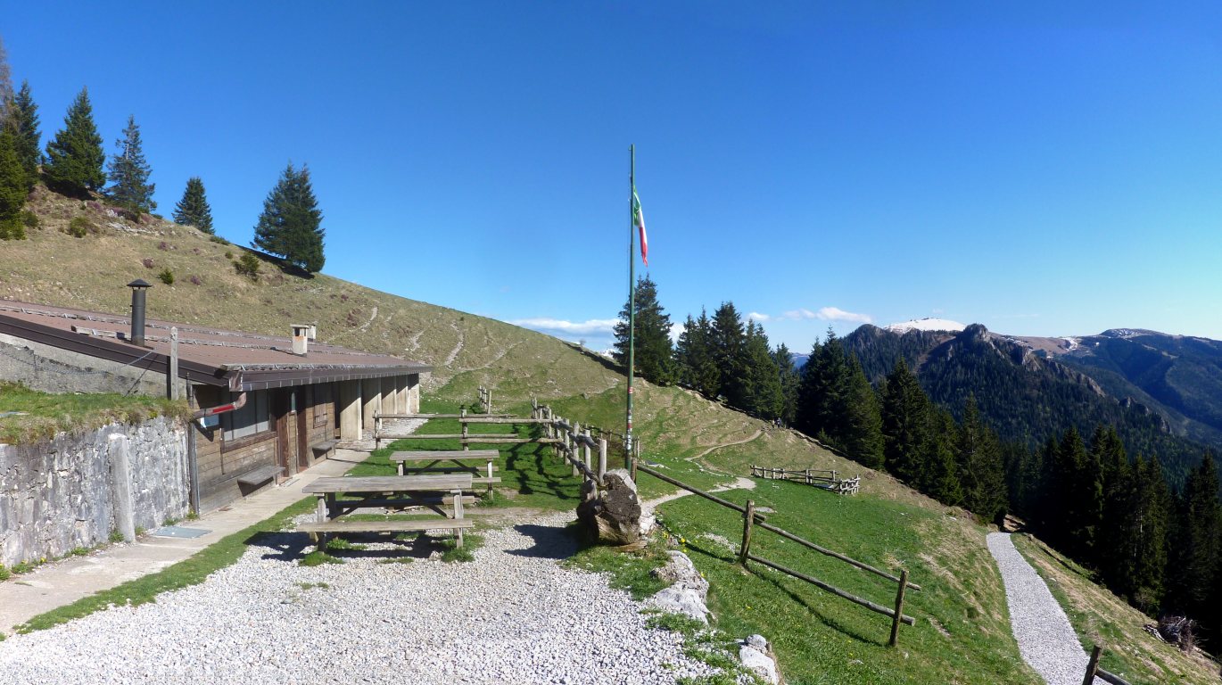 Dall'esterno del Rifugio Carlo Medici ai Cassinelli.