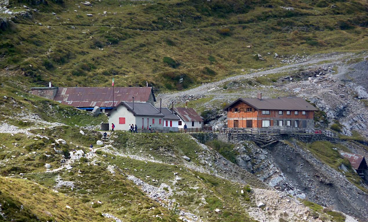 Zoom dal Colle della Guaita sulle ex-baracche dei minatori addetti alle vecchie miniere di fluorite.