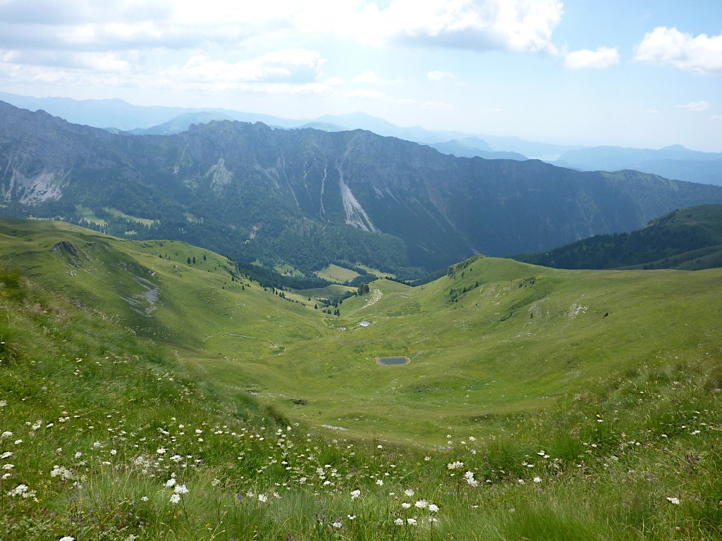Scendendo al p.so degli Omini, ecco il tetto di b.ta alta Rigada poco oltre quella pozza.