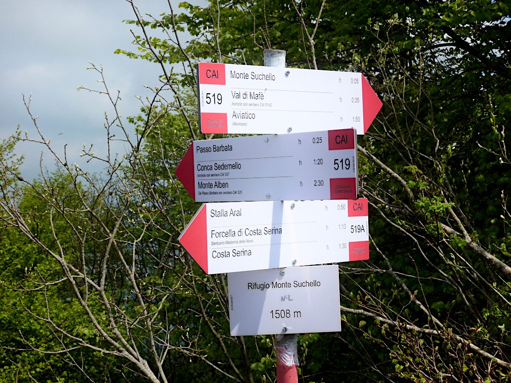 Palina segnaletica presso il rif. G.A.M. al Suchello.