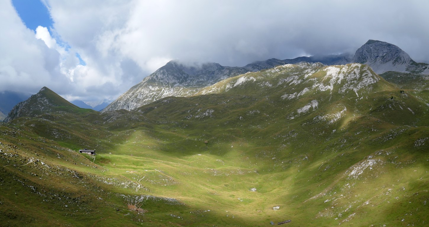 In centro foto, la depressione detta Foppana. Sulla sx: la Cima di val Sedornia.