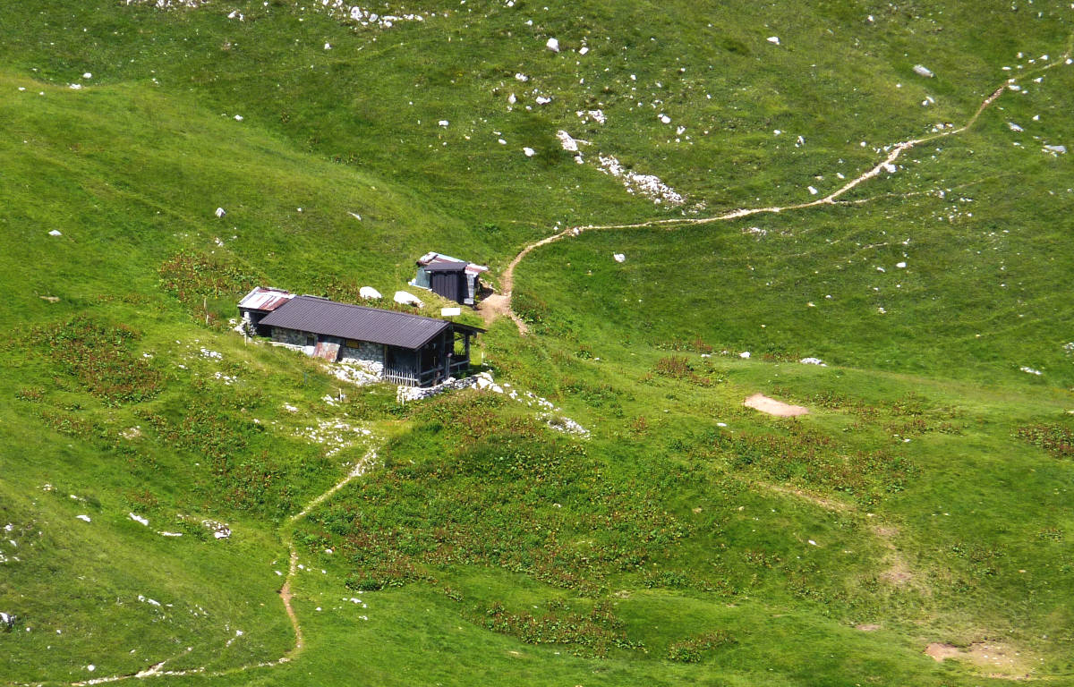 Il 314A si stacca dal 314 presso questa baita, posta a sorvegliare la grande conca detta Foppana.