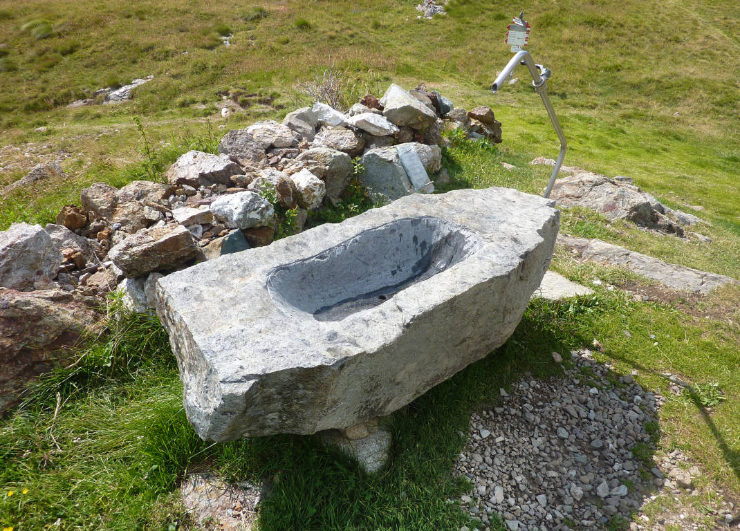 La particolare fontana del rifugio Grassi.