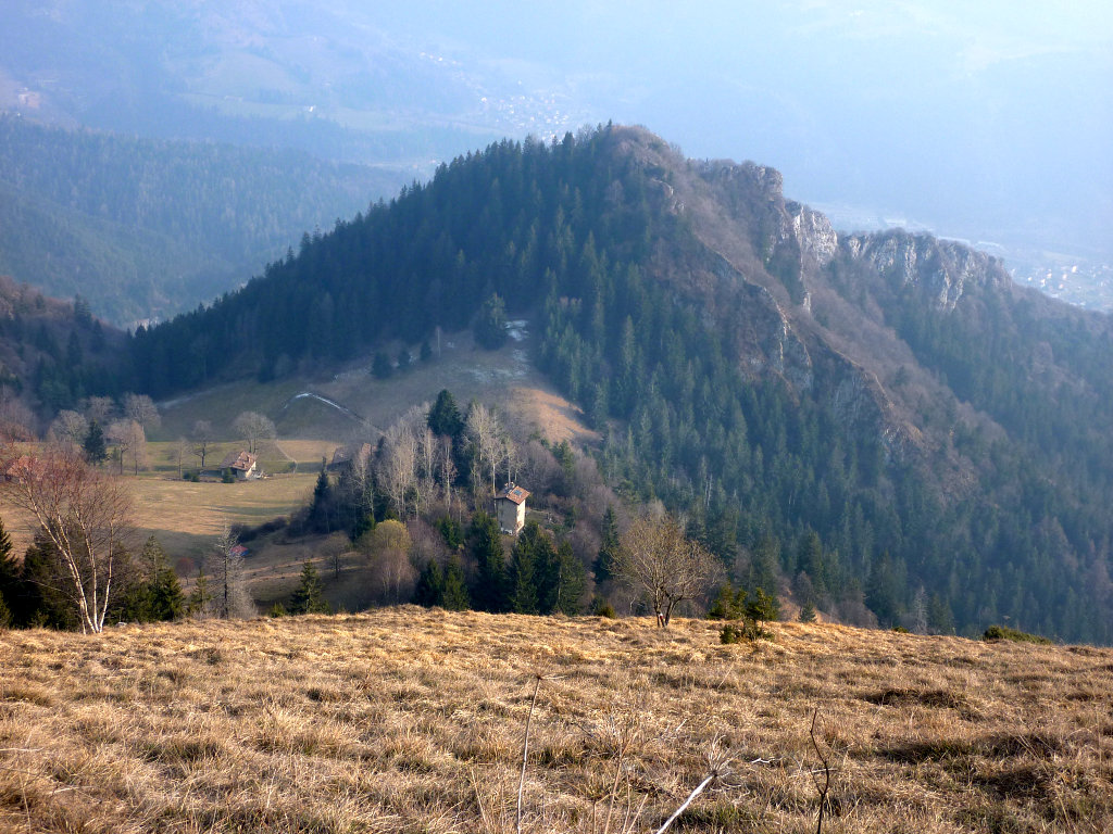 I sottostanti M. Castello e B.te di Parè.