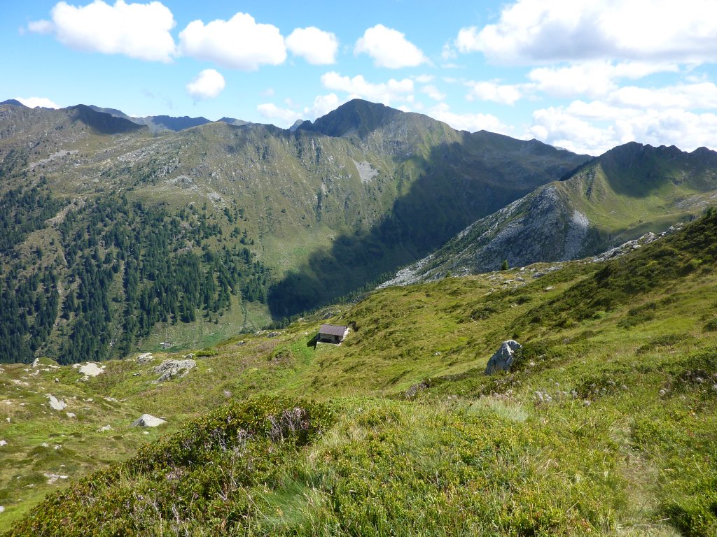 Il bivacco Viviorobie visto dalla sovrastante vicinissima Bocchetta di Lago.