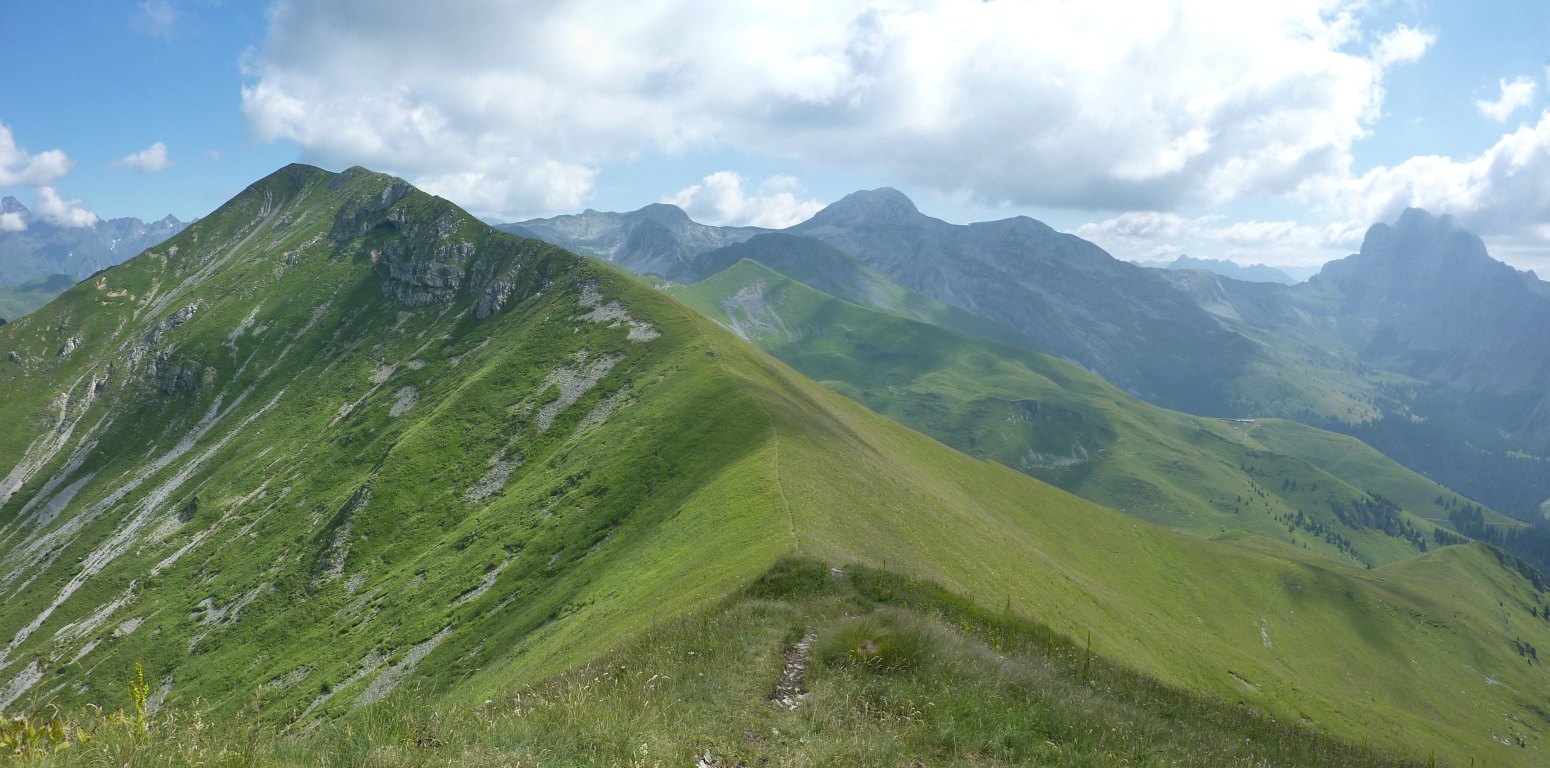 Dalla vetta del M. Vodala: il 314C percorre questa cresta per giungere alla Cima Benfit là a sx.