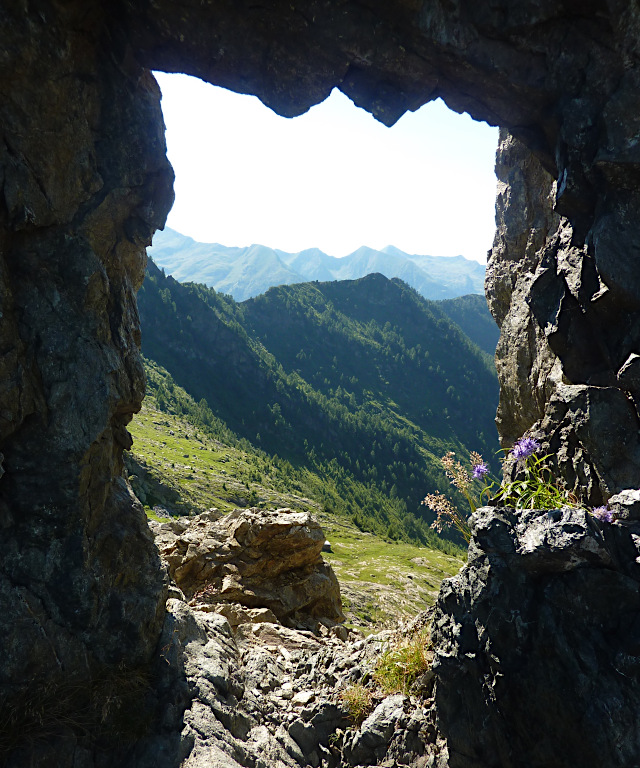 Dalla linea Cadorna al passo di Verrobbio, vista sulla Cima del Larice.
