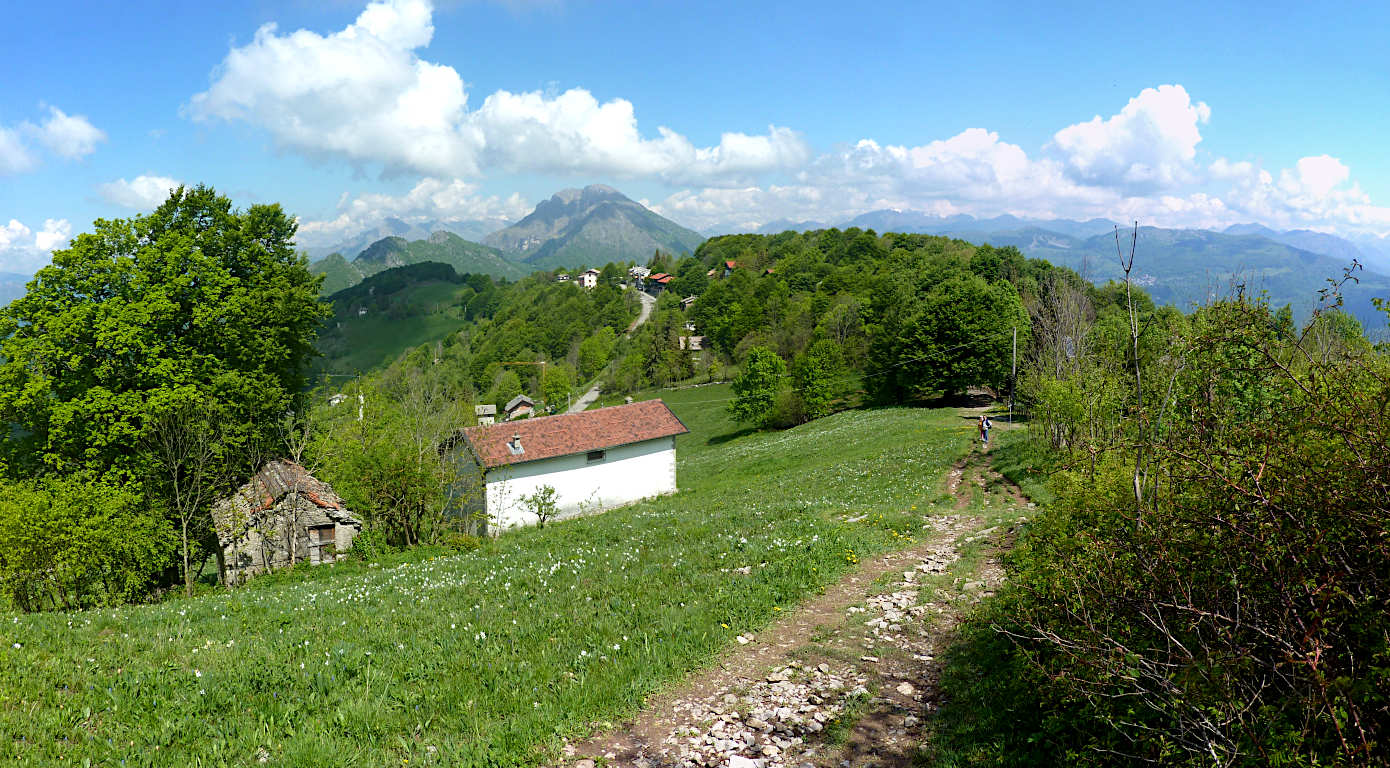 Scendendo dal M. Tesoro verso la Forcella Alta là in centro, la vista si apre nuovamente.