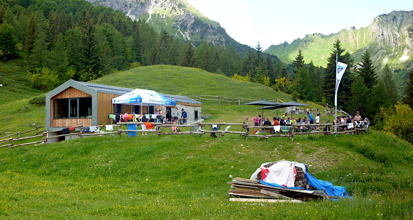 La bella baita G.A.N. (Gruppo Alpinistico Nembrese), ristrutturata nel 2024.