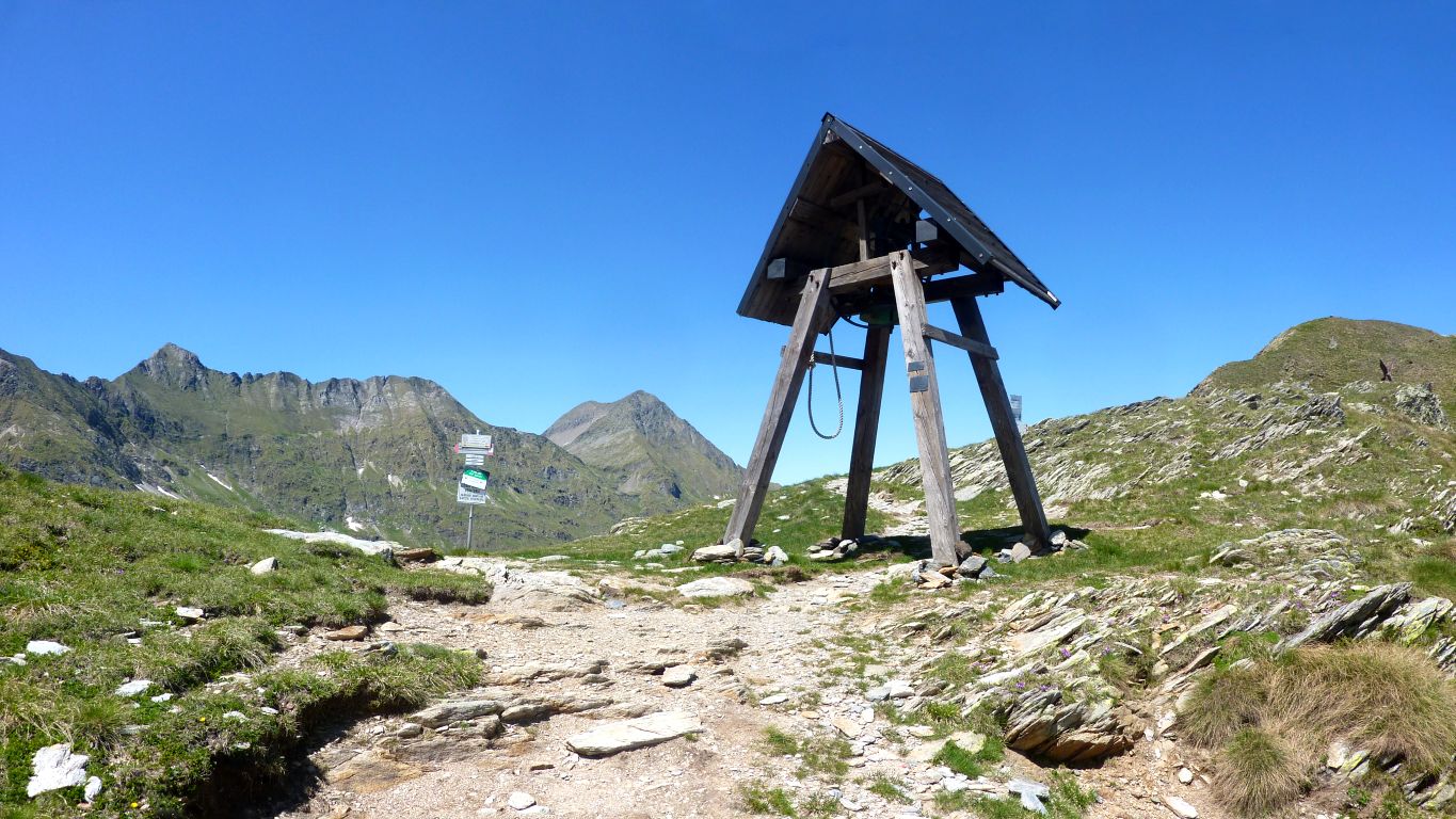 Il passo di Venano, a 100 m dal Rif. Tagliaferri. P.zo Strinato e M. Torena sullo sfondo.