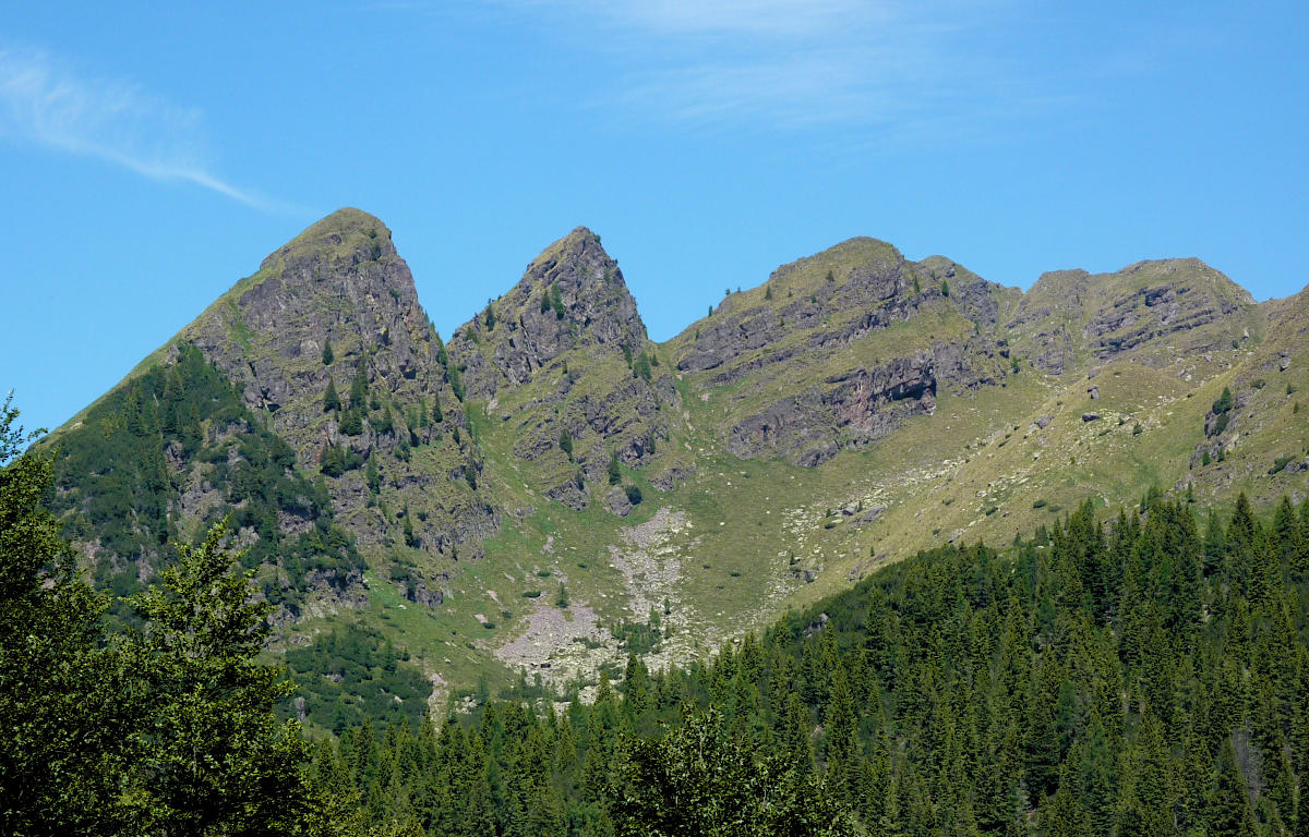 Oltre la valle di Mezzeno: zoom su I Tre Pizzi.
