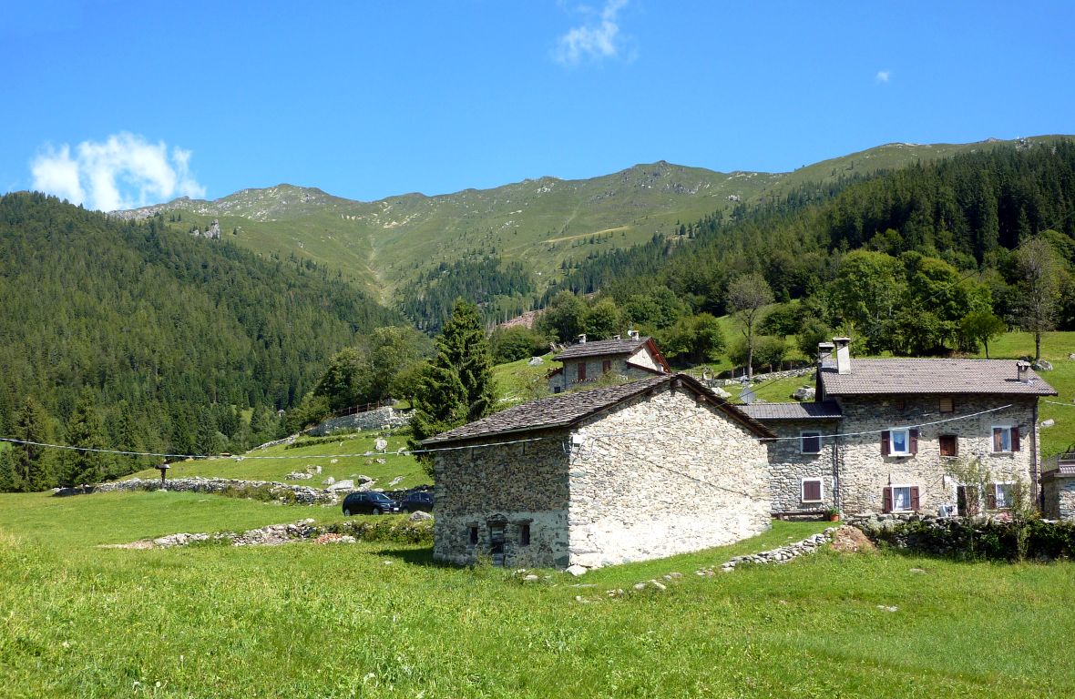 Presso la località Foppa, sul 281/stradina: vista verso N.