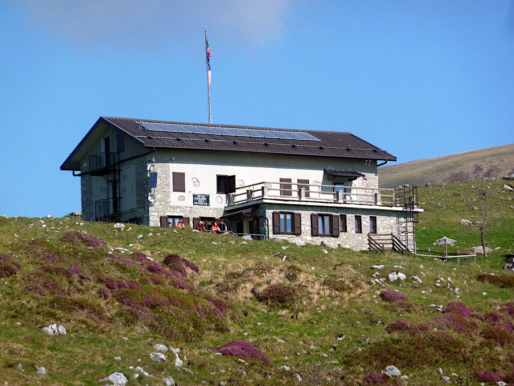 Il rifugio Gherardi alla festività del 1° maggio.
